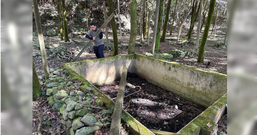 蟲蟲發現蓄水池成為動物墳墓後，找來水泥柱放進池中，希望能為不慎跌落的動物鋪出一條生路。（圖／Hunter Chao提供）