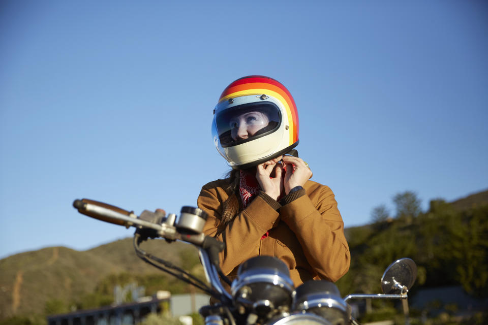 ¿Cuáles son las características que debe tener un casco para motociclista?