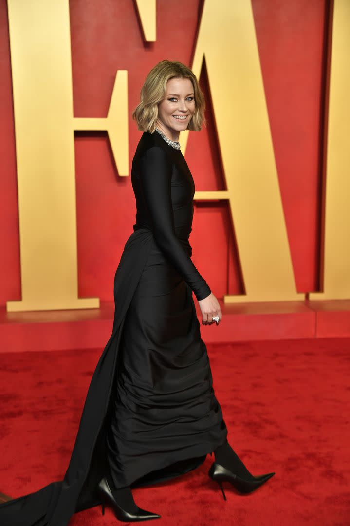 Elizabeth Banks con un vestido de Balenciaga