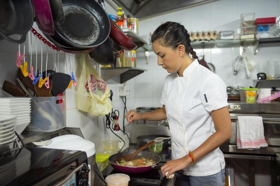 年輕女主廚Sandra走進家庭式廚房，烹庖創意土葡菜。