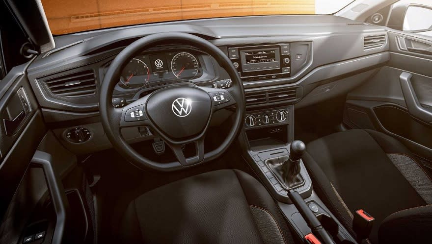 El Volkswagen Polo Track no tiene pantalla multimedia.