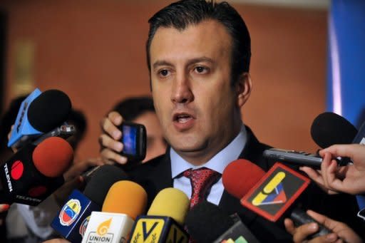 (ARCHIVO) Ministro del Interior de Venezuela Tareck El Aissami habla con la prensa en Caracas el 10 de noviembre de 2011. (AFP | leo ramirez)