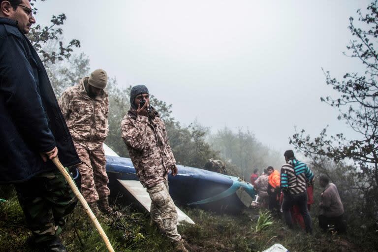  Miembros de los equipos de rescate trabajan en el lugar donde se estrelló el helicóptero en el que viajaba el presidente iraní Ebrahim Raisi en Varzaghan, en el noroeste de Irán, el 20 de mayo de 2024. 