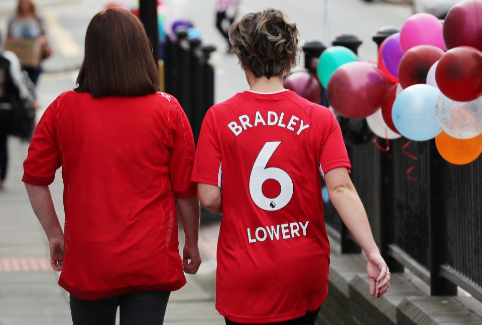 <p>Mourners arrive ahead of the funeral of Bradley Lowery, the six-year-old football mascot whose cancer battle captured hearts around the world </p>