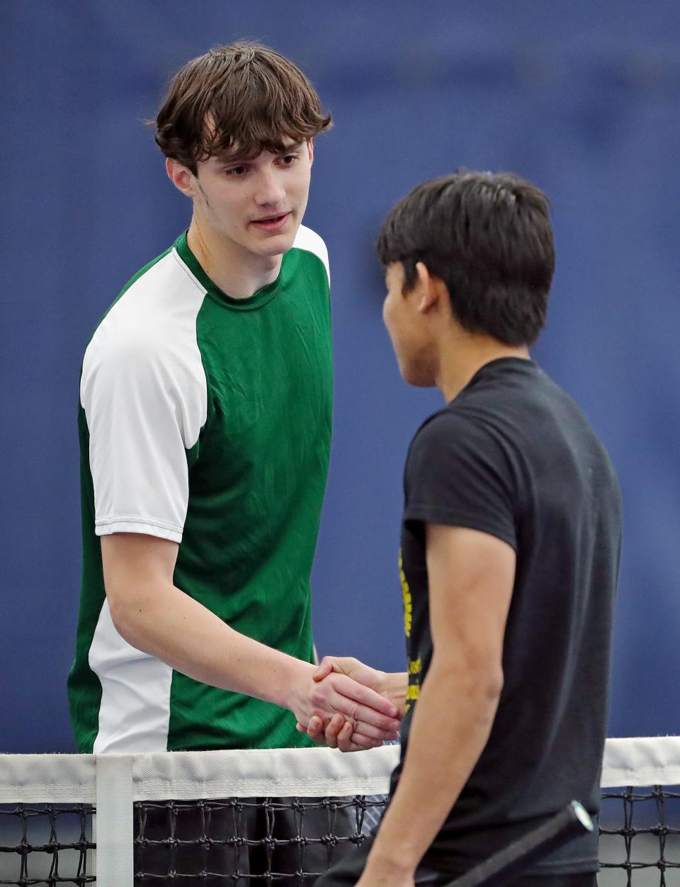 Reece Caraboolad, estudiante de último año de Firestone, de frente, le da la mano a Sanjil Magar de North después de la final del torneo City Series en el Towpath Tennis Center, el miércoles 3 de mayo de 2023.