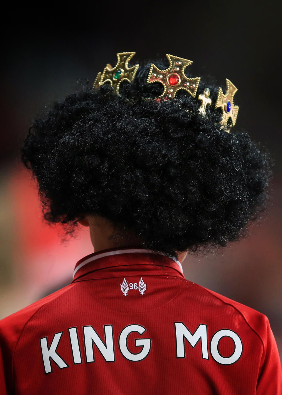 <p>Les supporters des Reds ne sont pas en reste : ce fan arbore une couronne et un maillot “Roi Mo”, en hommage à Mohamed Salah. (crédit Getty) </p>