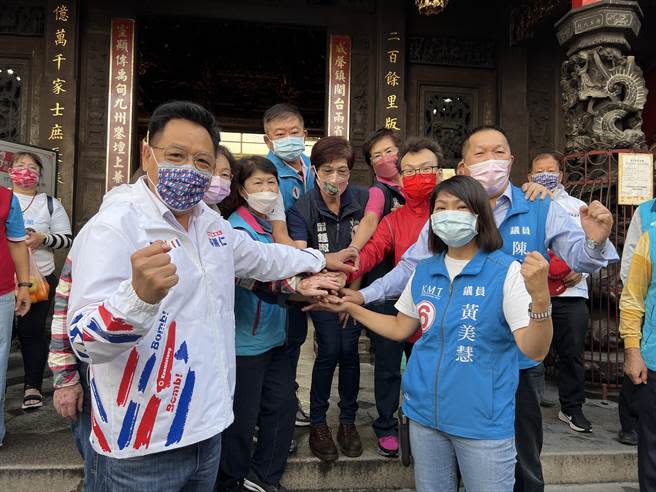 多位藍營市議員及市議員候選人徐美惠等都到場相挺林耕仁，眾人齊喊凍蒜、加油，展現團結氣勢。（王惠慧攝）