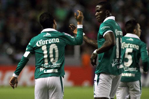 El futbolista del Léon mexicano Luis Montes (I) festeja un tanto ante el Bolívar, en la ida de los octavos de final de la Copa Libertadores, el 16 de abril de 2014 en León (AFP | ADID JIMENEZ)