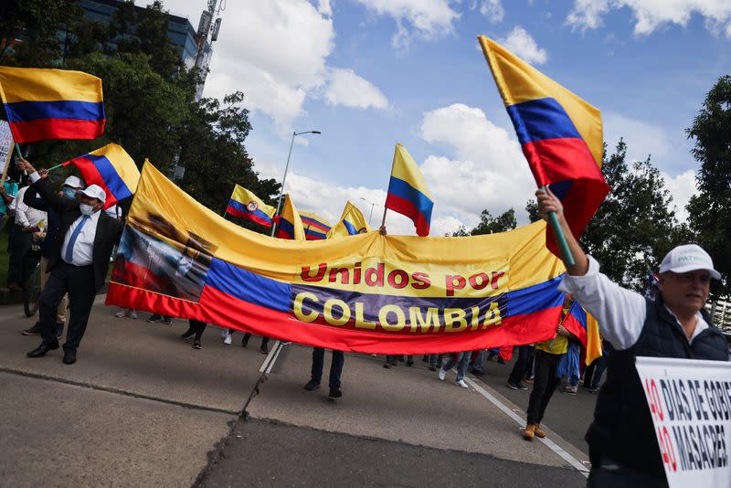 Manifestantes protestan contra el gobierno de Gustavo Petro y su propuesta de reforma tributaria en Bogotá