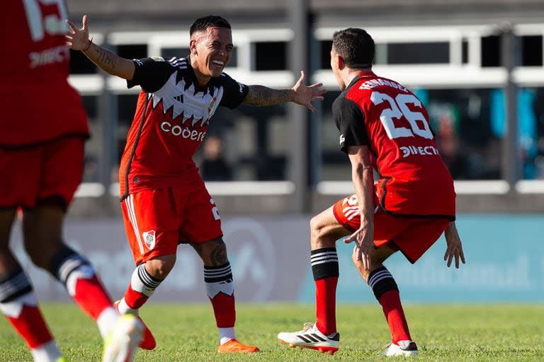 Nacho Fernández festeja su gol con Barco