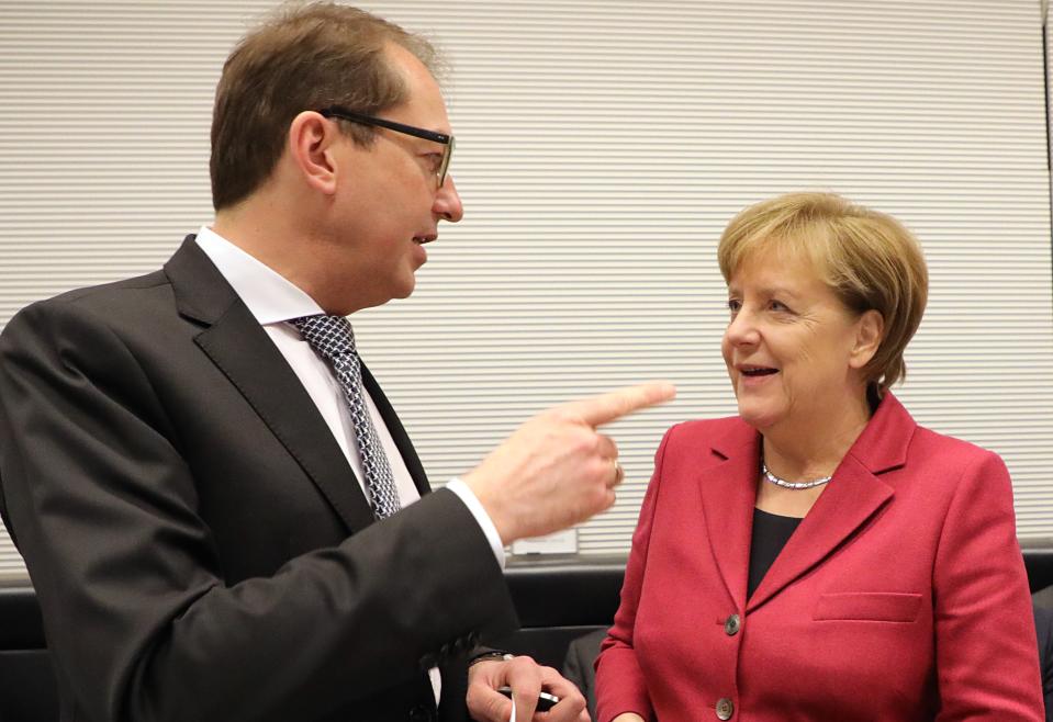 Alexander Dobrindt mit Kanzlerin Angela Merkel im Dezember 2017. (Bild: Wolfgang Kumm/dpa)