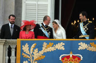 Después de la ceremonia los ya príncipes de Asturias posaron con sus padres en el palacio real y salieron al balcón para saludar a la multitud. (Foto: Pierre-Philippe Marcou / AFP / Getty Images)