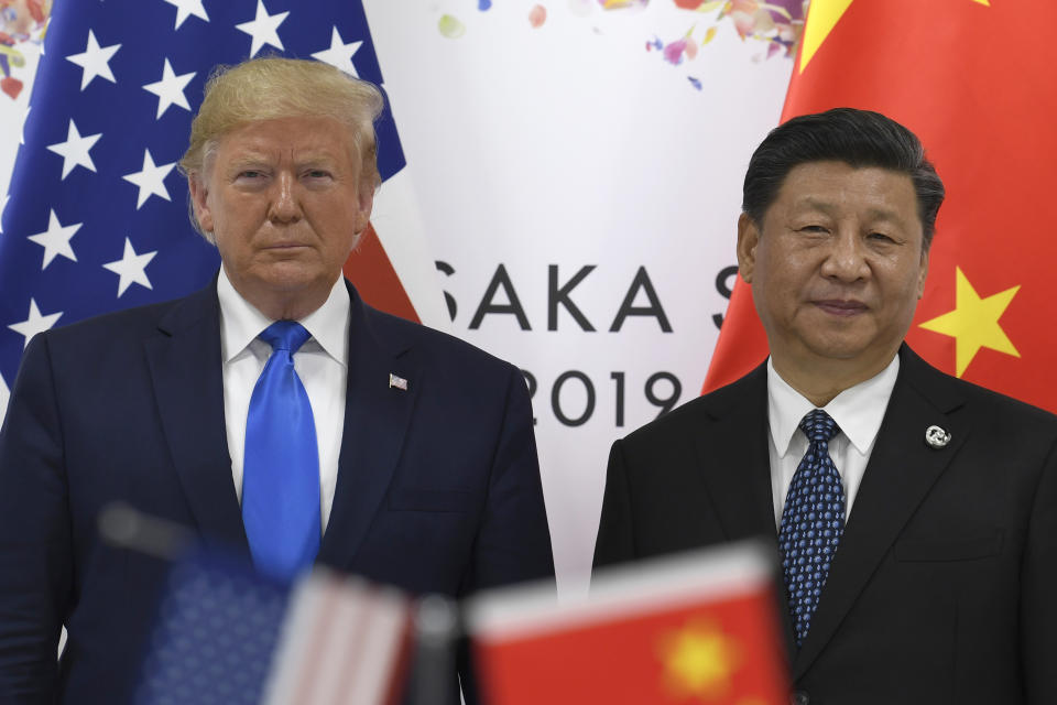 El presidente Donald Trump (izquierda) posa para una foto con el presidente chino Xi Jinping durante una reunión paralela a la cumbre del G20 en Osaka, Japón, el sábado 29 de junio de 2019. (Foto AP/Susan Walsh)