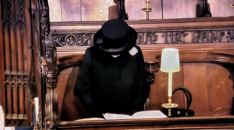 La reina Isabel despidiendo en soledad a su esposo, el príncipe Felipe, en la capilla San Jorge del castillo de Windsor