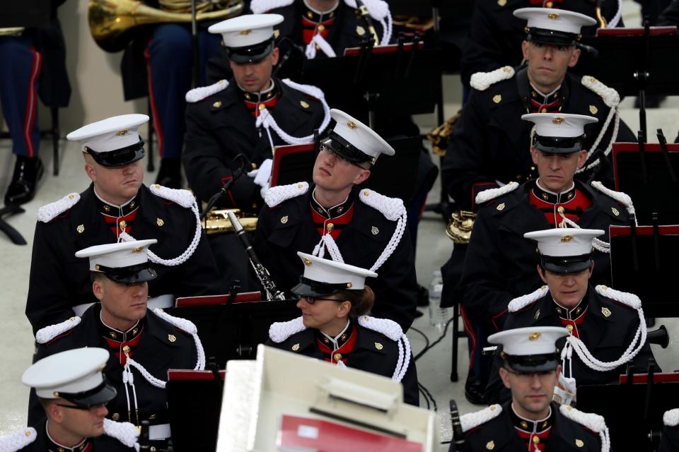 <p>Die Band des Marine Corps trotzt natürlich in Paradeuniform dem Wetter (Bild: Getty Images) </p>