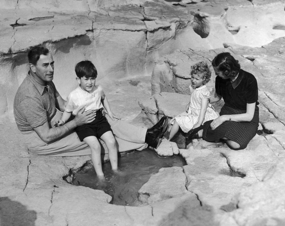 Lord Mountbatten, His Wife, Prince Charles And Princess Anne 1954