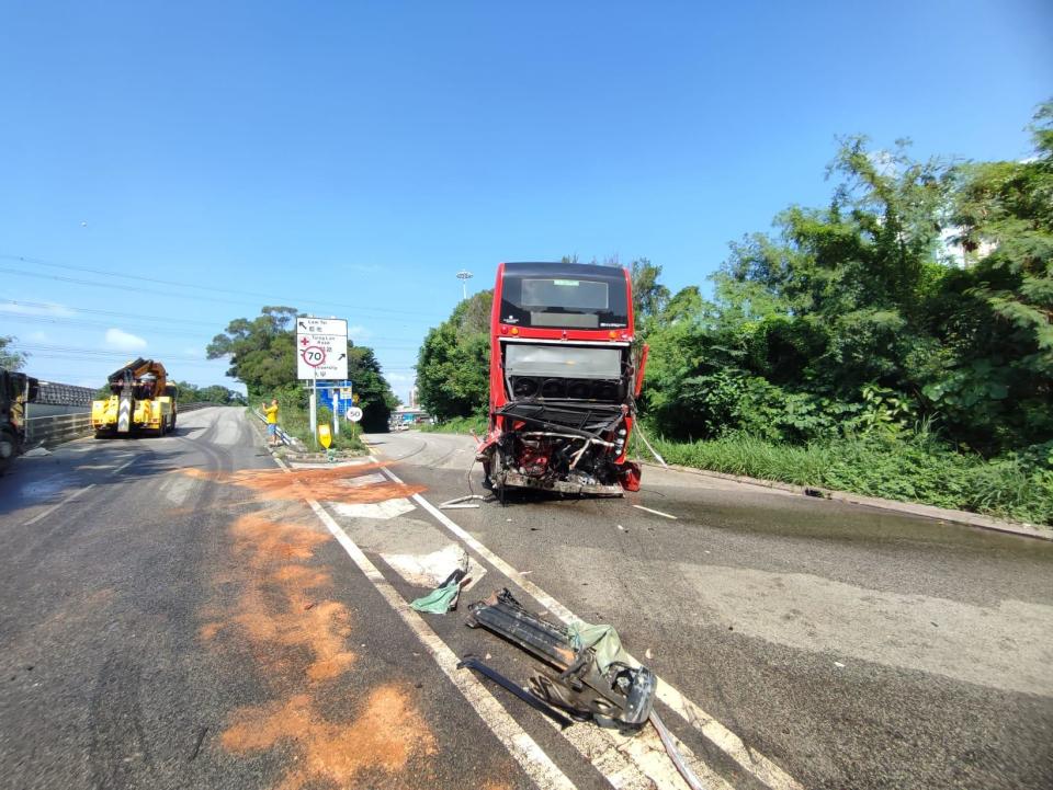 屯門公路巴士與泥頭車相撞　釀10人受傷