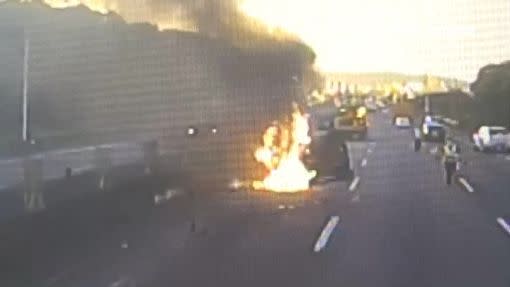 火燒車意外發生在國道一號竹北路段。