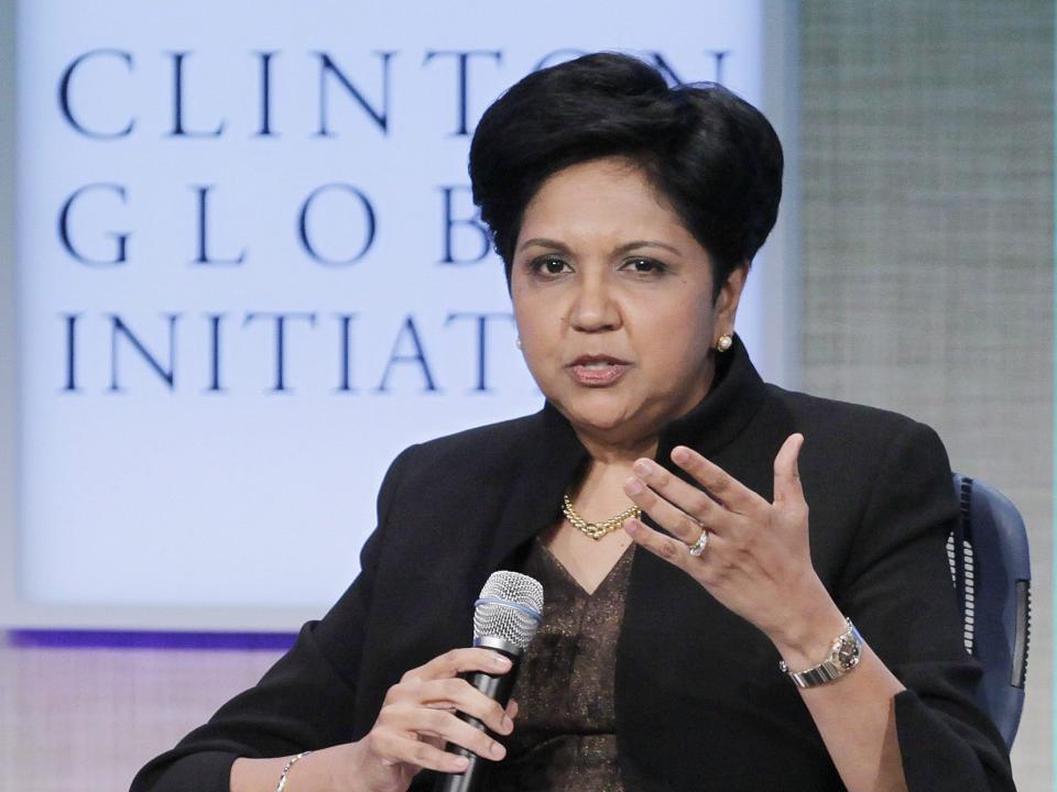 <p>Nr. 3: Indra Nooyi, Vorsitzende und CEO, PepsiCo<br>Die 61-Jährige trat die Position im Juli 2017 an, nachdem der Gewinn des Unternehmens im Jahr 2016 um 16 Prozent nach oben schoss. Wie <em>Fortune </em>berichtet, war es auch Nooyi, die PepsiCo in Richtung gesündere Produkte führte, indem man Kombucha-Hersteller KeVita kaufte und eine Produktlinie für Premium-Wasser lancierte.<br>Unternehmenszahlen (2016 oder zuletzt abgeschlossenes Geschäftsjahr)<br>Einnahmen (€ Mio.) 53.353<br>Gewinn (€ Mio.) 5.377<br>Marktwert per 14.9.2017 (€ Mio.) 138.294<br>(Canadian Press) </p>