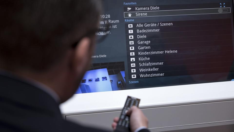Kontrolle über das Smart Home: Vielen Verbrauchern ist es laut einer Umfrage wichtig, dass sie die vernetzten Geräte via Fernbedienung oder etwa per App ansteuern können. Foto: Florian Schuh