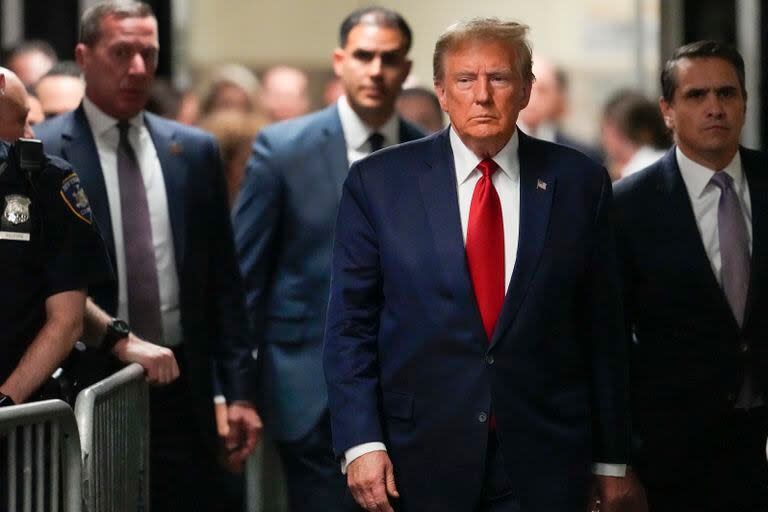 El expresidente Donald Trump llega al tribunal criminal de Manhattan, 15 de febrero de 2024, en Nueva York. (AP Foto/Mary Altaffer)