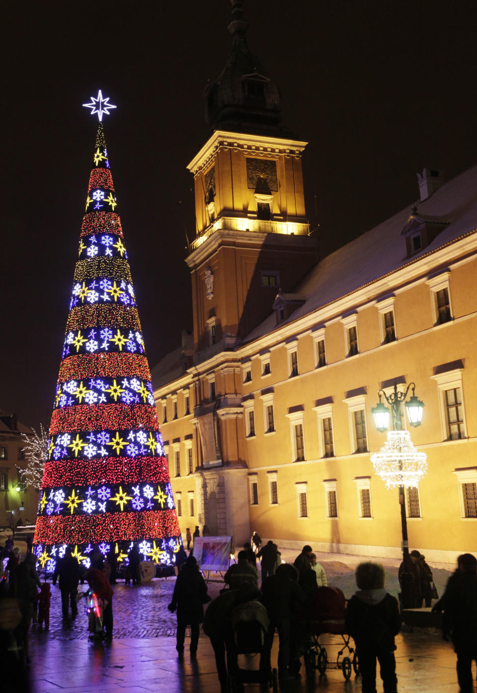 Aspecto del árbol en la plaza del Castillo en Varsovia, Polonia. AP Photo/Czarek Sokolowski