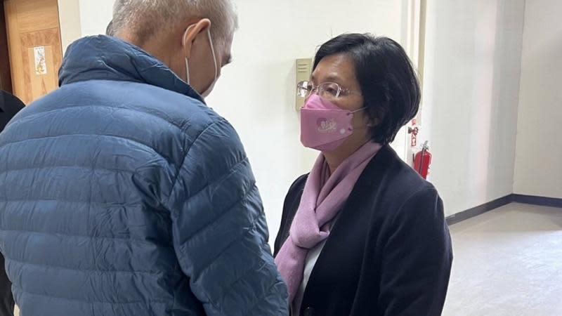 王惠美縣長南下高雄二殯　關懷慰問警員高偉倫家屬