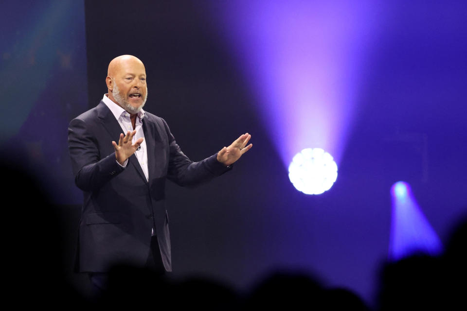 Bob Chapek, amministratore delegato di Disney, parla ai Disney Legends Awards 2022 durante il Disney's D23 Expo ad Anaheim, California, 9 settembre 2022. REUTERS/Mario Anzuoni