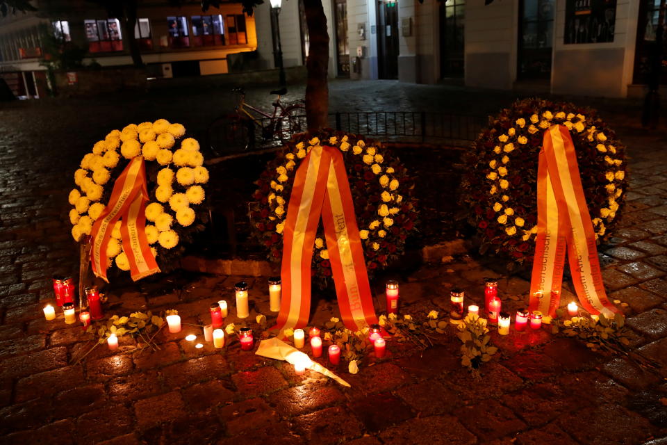 Gedenkstätte an einem der Tatorte in Wien (Bild: Reuters/Leonhard Foeger)