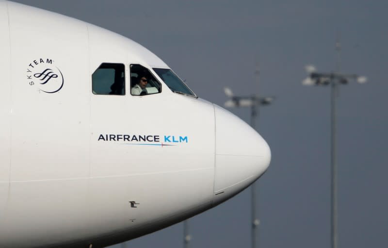 Imagen de archivo de un piloto de Air France mirando mientras desplaza su avión Boeing 777 luego de aterrizar en el Aeropuerto Internacional Charles de Gaulle en Roissy, cerca de París