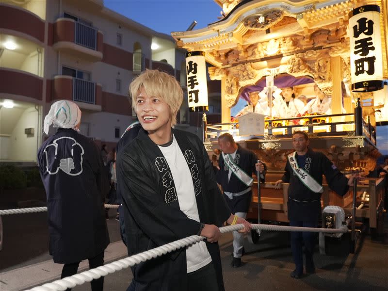 中間淳太跟著山手町居民拉行一小時的御殿屋台。（圖／華視提供）