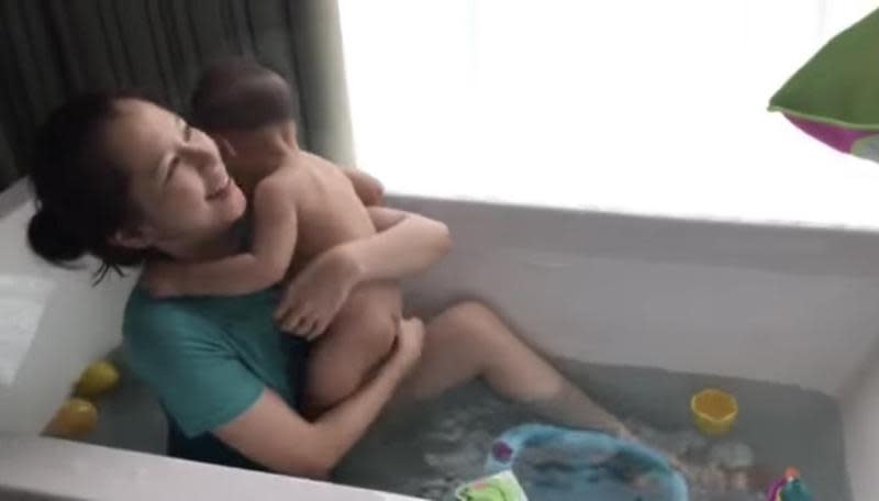 徐若瑄在臉書中分享自己幫小孩洗澡的影片，並有感而發寫下自己成為母親後的轉變。（翻攝自徐若瑄臉書）