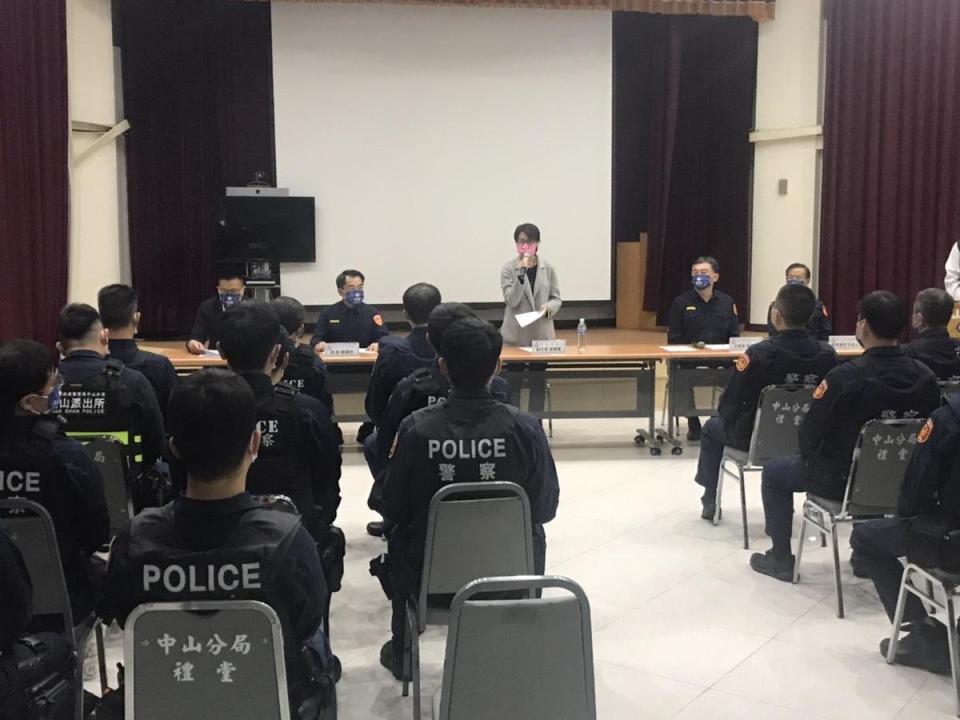 北市副市長黃珊珊昨晚至北市警中山分局慰勉警員辛勞，並重申打擊不法決心。（警方提供）