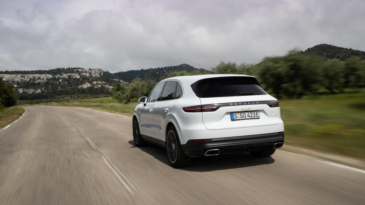 Gut für die CO2-Bilanz der Unternehmen: Wenn große und schwere Geländewagen wie der Porsche Cayenne auch als Plug-in-Hybrid im Angebot sind. Foto: Daniel Wollstein/Porsche AG