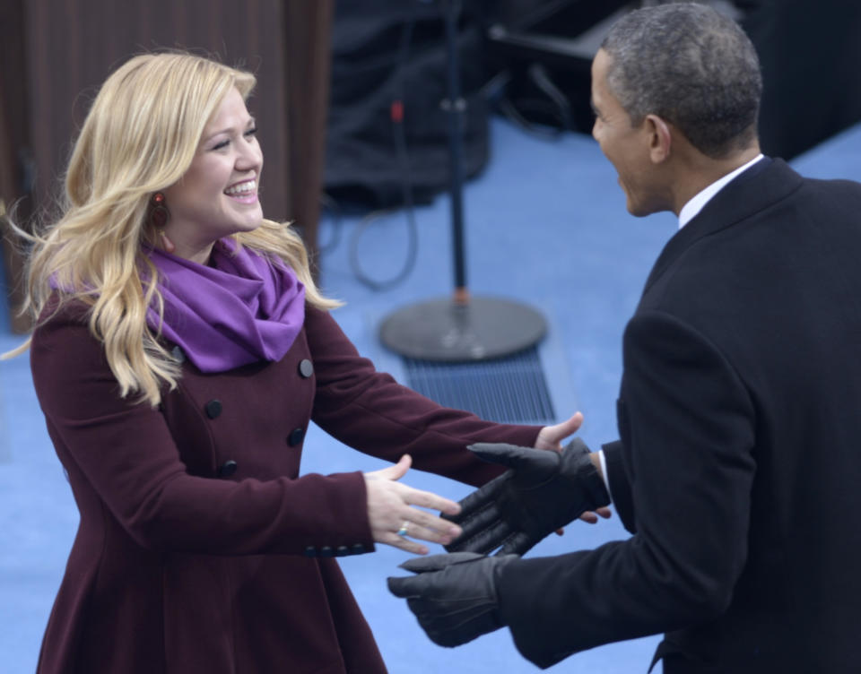 Kelly Clarkson saluda al Presidente Barack Obama en la toma de posesión el lunes 21 de enero, 2013, en Washington, DC.  