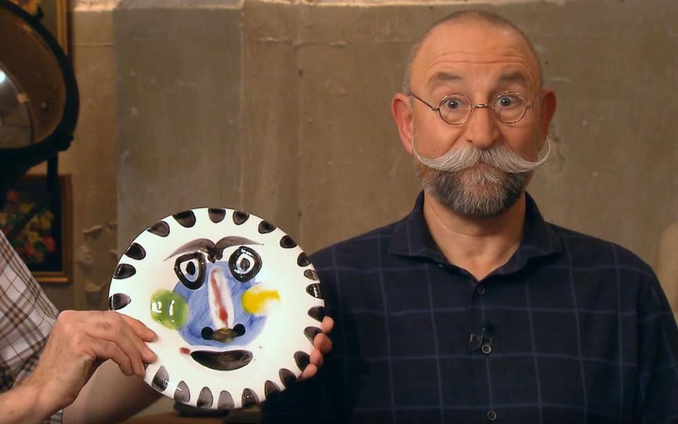 "Das ist ein hübsches Gesicht", fand Horst Lichter beim Blick auf den Keramikteller. Kein Wunder, es hat ja auch große Ähnlichkeit mit dem "Bares für Rares"-Moderator ... (Bild: ZDF)