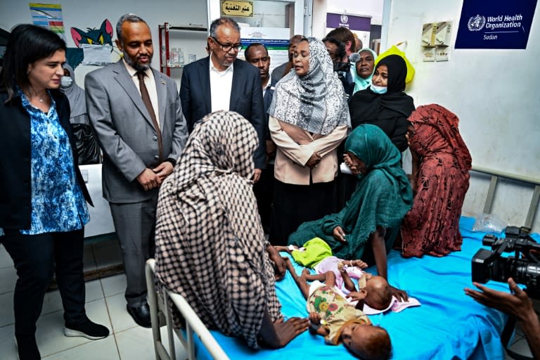 WHO chief Tedros Adhanom Ghebreyesus (C) visited a children's hospital in Port Sudan (-)