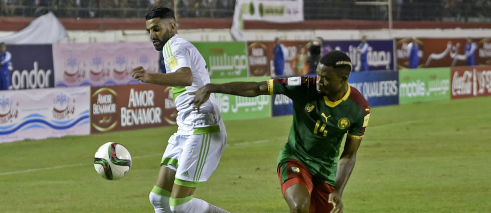 L'Algérien Ryad Mahrez aux prises avec le Camerounais Aurélien Chedjou, lors des qualifications pour le Mondial 2018, le 9 octobre 2016 à Blida (Algérie).
