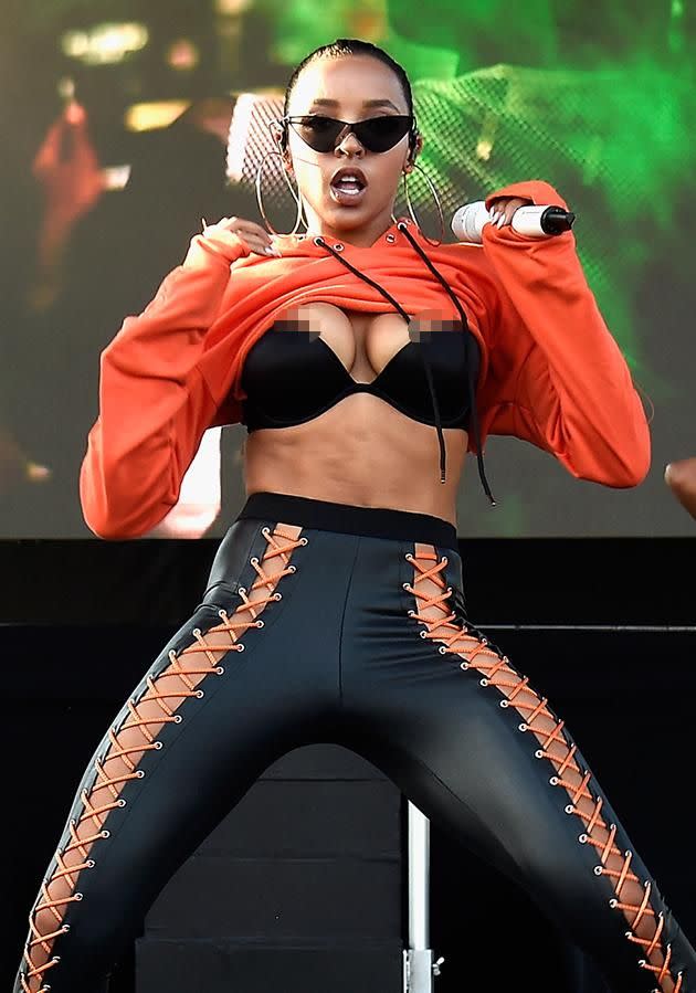 Nice Celeb and Girls on X: Tinashe boobs pop out nip slip on stage 2017  Billboard Hot 100 Festival HQ #Tinashe #boobspopout #nipslip #onstage    / X