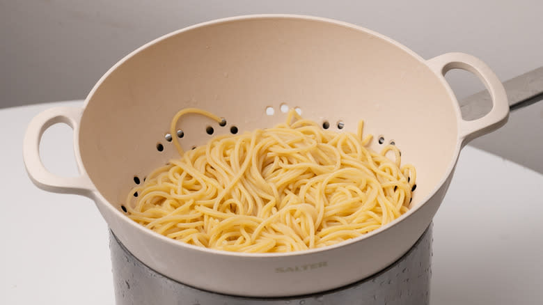 cooked spaghetti in a colander