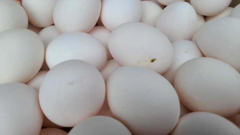 以前傳統市場上隨處可買到的普通雞蛋（白蛋），目前已很難買到。（圖／CTwant資料室）