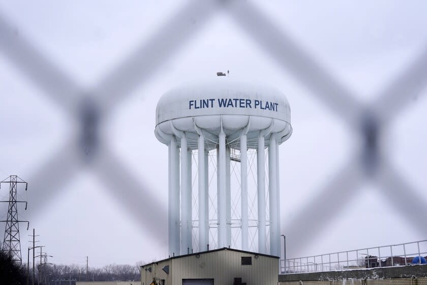 ARCHIVO - La torre de la planta tratadora de agua de Flint es vista el 6 de enero de 2022, en Flint, Michigan. (AP Foto/Carlos Osorio, archivo)