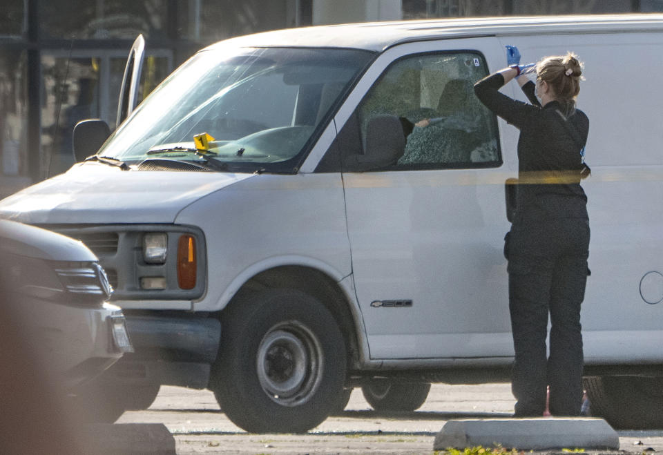 Una fotógrafa forense se prepara para tomar fotos de la ventana de una camioneta, el domingo 22 de enero de 2023, en Torrance, California. (AP Foto/Damian Dovarganes)