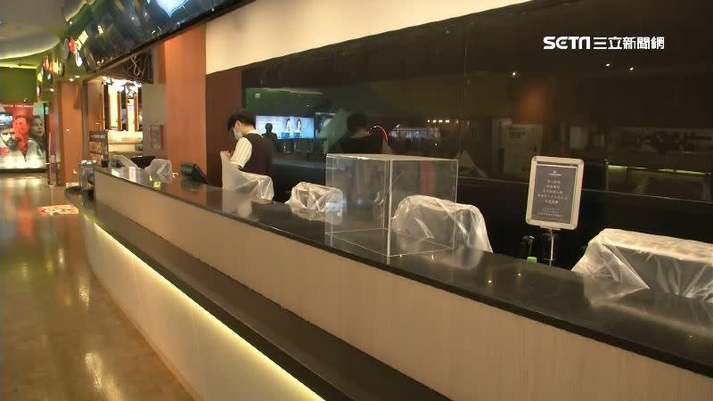雙北電影院將停業至28日，售票亭電腦蓋起防塵袋。