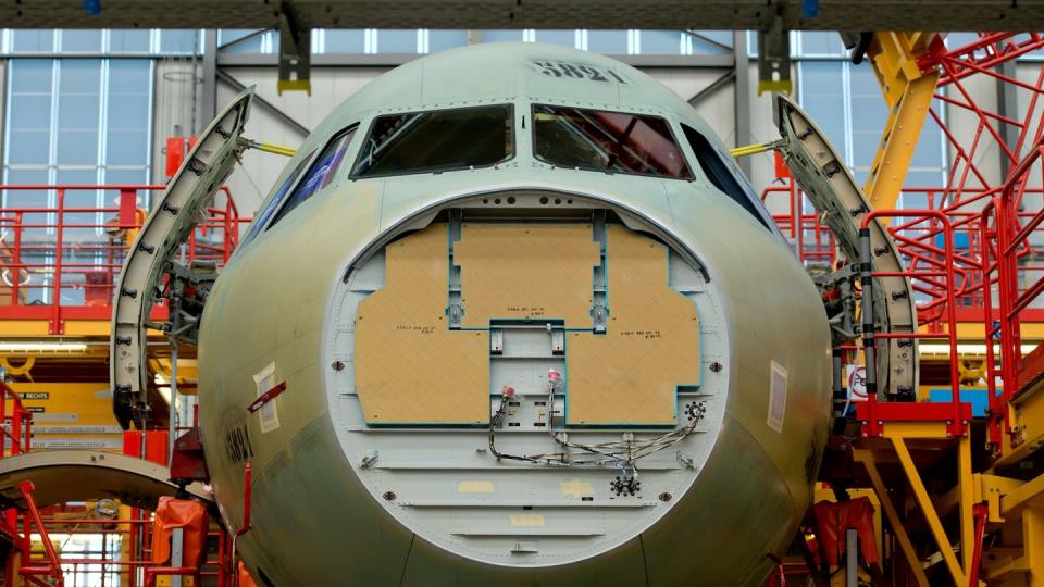 Airbus der A320-Familie steht in der Endmontagehalle im Airbus-Werk in Hamburg-Finkenwerder. Hier müssen 500 Mitarbeiter in Quarantäne.