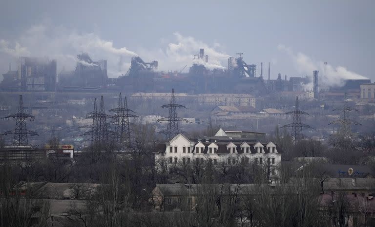 La planta metal&#xfa;rgica de Azovstal se ve en las afueras de la ciudad de Mariupol, Ucrania, el jueves 24 de febrero de 2022