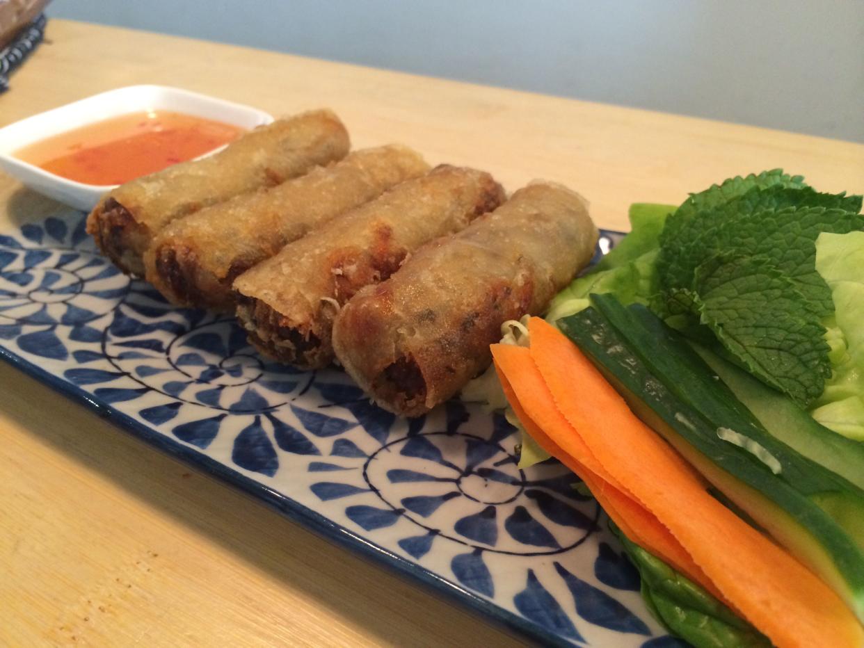 vietnamese egg rolls with dipping sauce