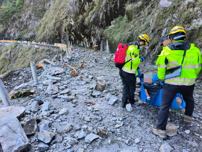 ▲因道路中斷，救難人員冒險徒步將傷者抬出落石路段。（圖／谷關工務段提供，2024.04.03）