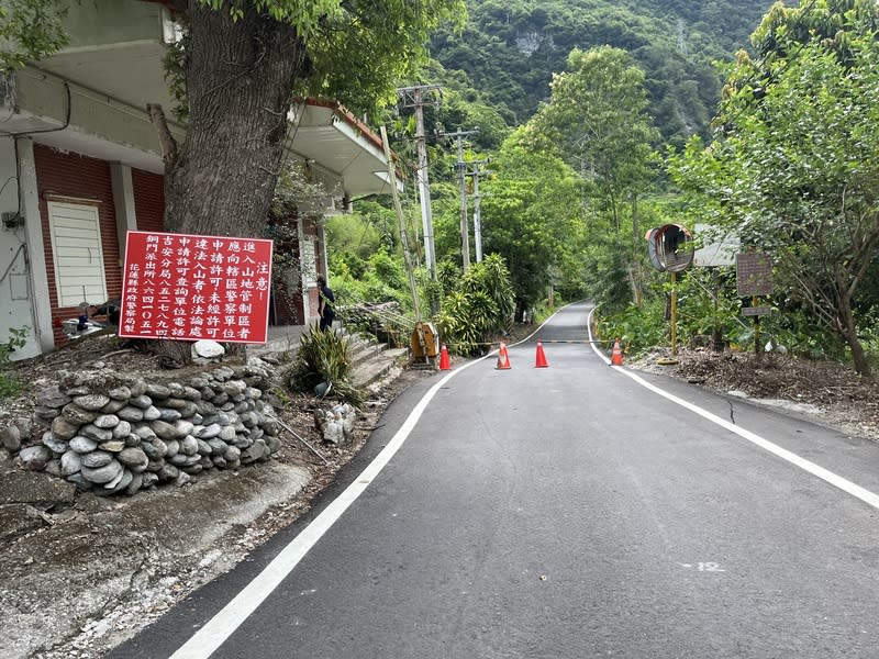 花蓮慕谷慕魚暫時不對外開放 花蓮秀林鄉銅門村人氣景點慕谷慕魚聯外道路已通 車，花蓮縣政府考量沿線仍有落石疑慮，暫不對外開 放，僅開放工程施工人員、電廠維護工作人員及當地 部落村民進出。 中央社記者張祈攝  112年8月5日 