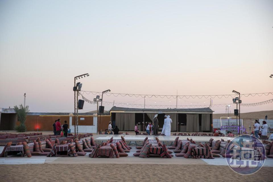 沙漠營地裡已經排好座位迎客，據說像這樣的營地，在杜拜有數百個。